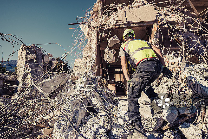 救援人员搜寻建筑物废墟图片素材