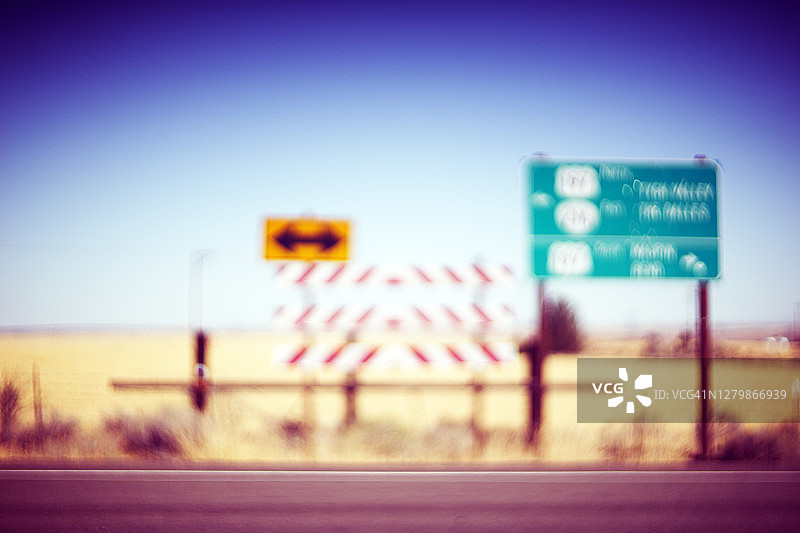 美国西部高速公路上的方向标志图片素材