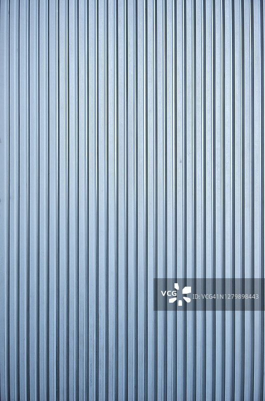 浅蓝灰色压制波纹铁金属栅栏图片素材