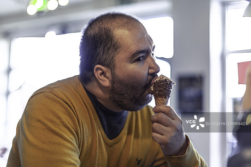 一个正在吃冰淇淋的男人图片素材