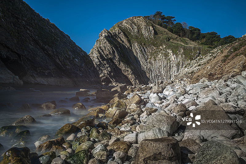 卢沃斯湾，多塞特，英国。2020年10月10日。长时间暴露的岩层在楼梯洞，靠近卢沃斯湾。图片素材