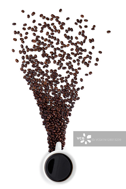 一杯撒满咖啡豆的咖啡图片素材