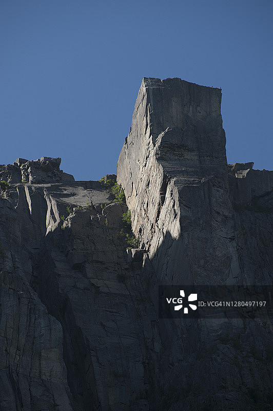 惊人的平坦的讲坛岩石，达到604米，布道石，吕瑟峡湾，挪威图片素材