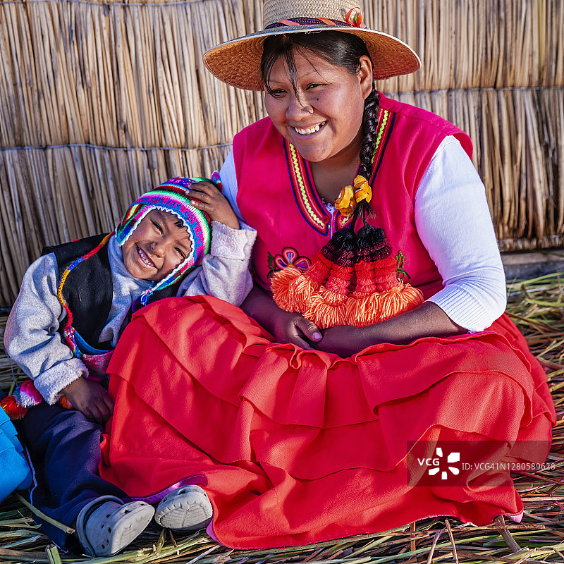 母亲和她的儿子在乌鲁斯浮动岛，提提卡卡湖，秘鲁图片素材