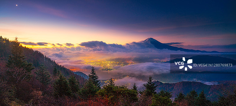 日本山梨县川口湖富士山美丽的日出和雾蒙蒙的景色。图片素材