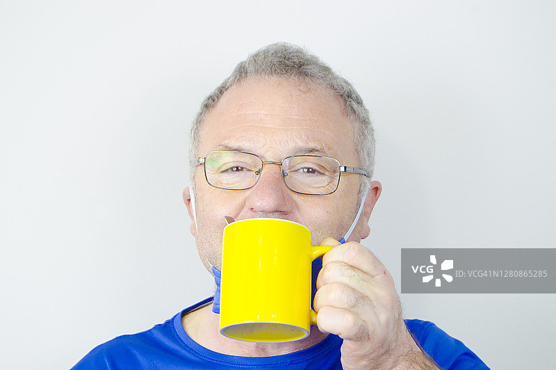 (Covid-19)患者用黄色杯子喝咖啡图片素材