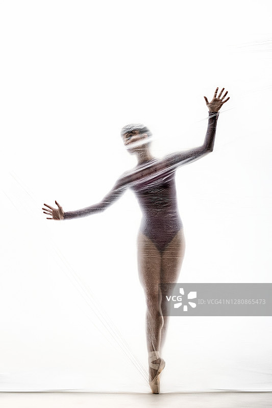 优雅的芭蕾舞演员用透明的尼龙跳舞图片素材