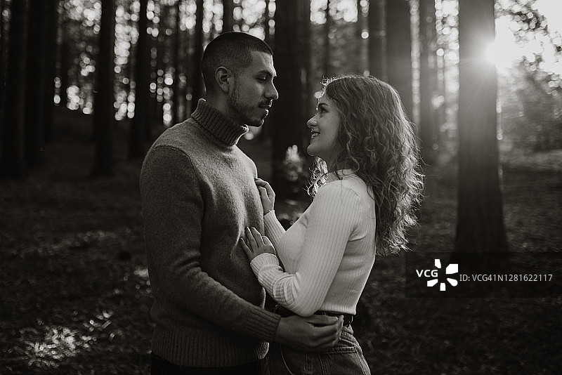 森林里一对年轻夫妇的肖像图片素材
