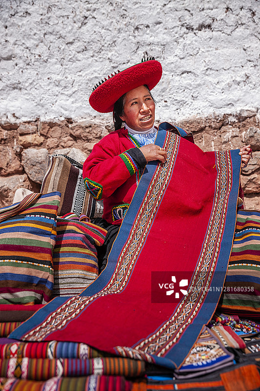 一名秘鲁妇女在秘鲁圣谷印加遗址出售纪念品图片素材