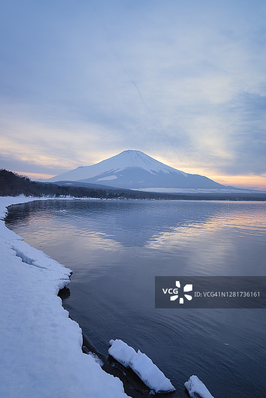 雪湖上的富士山图片素材