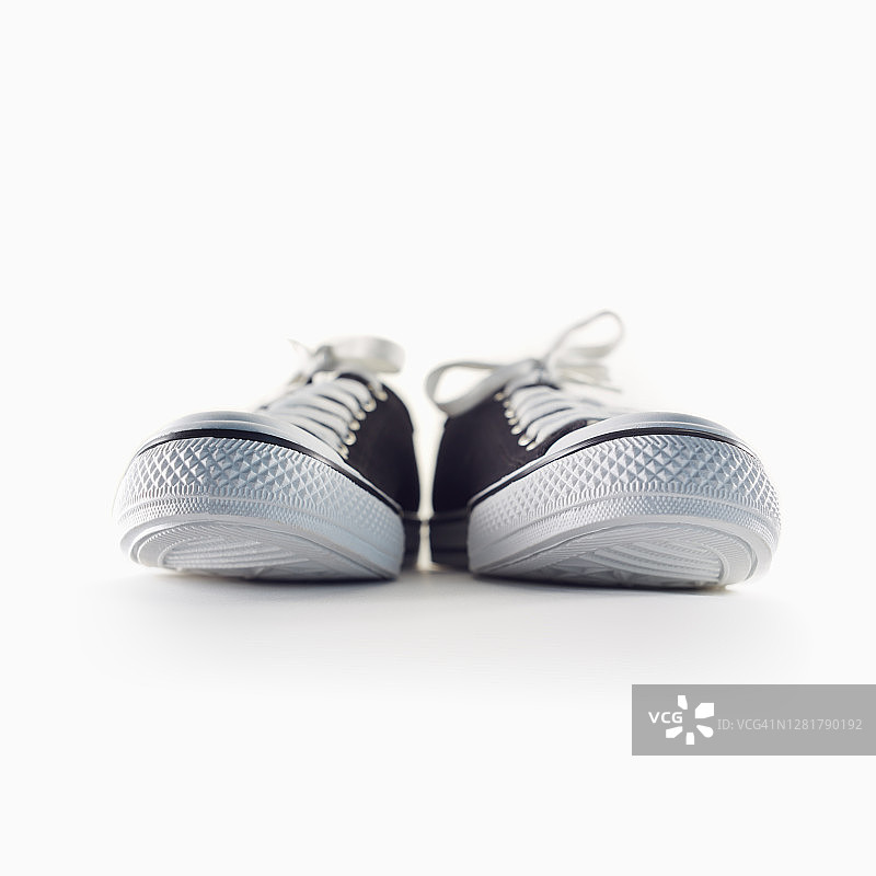 经典无品牌的黑色运动鞋孤立在白色背景从表面水平图片素材