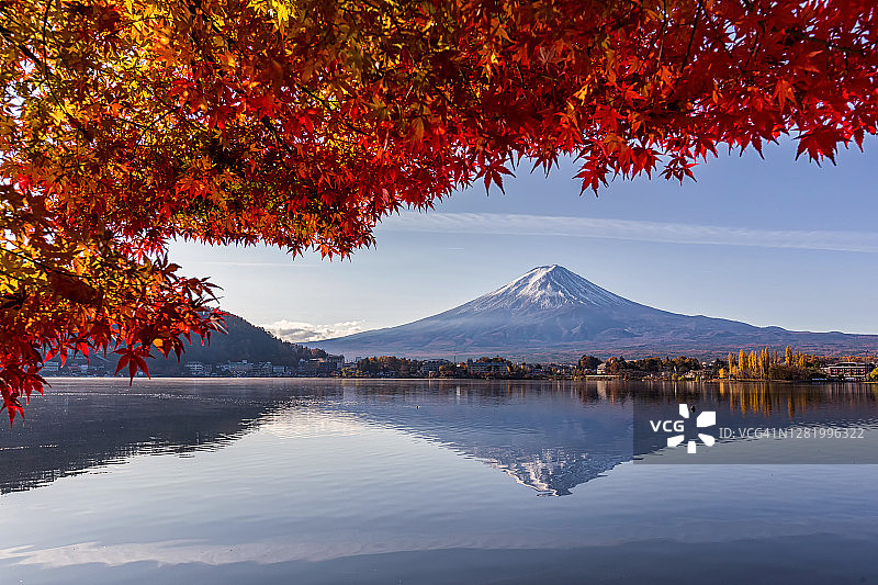 富士山位于日本本州岛，是日本最高的山。图片素材