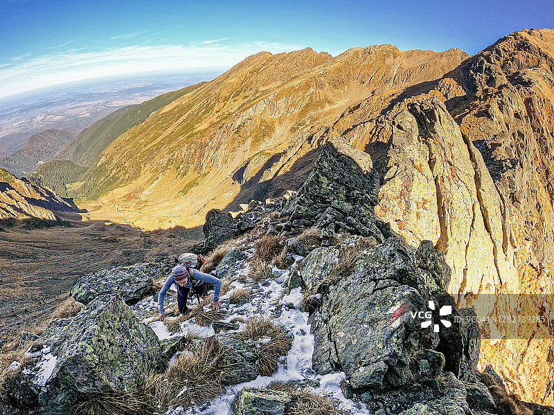 古斯图拉·萨拉提岭，一个孤独的年轻女子正在穿越法格拉斯山脉的山脊图片素材