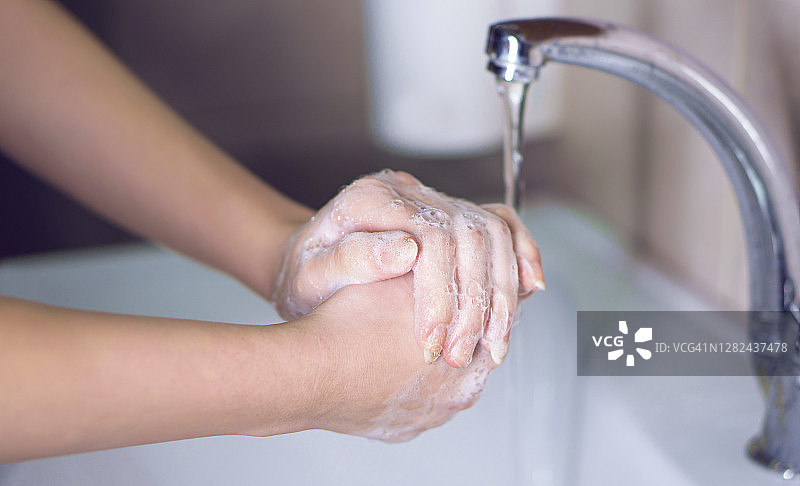 洗手。成年妇女用洗手液洗手图片素材