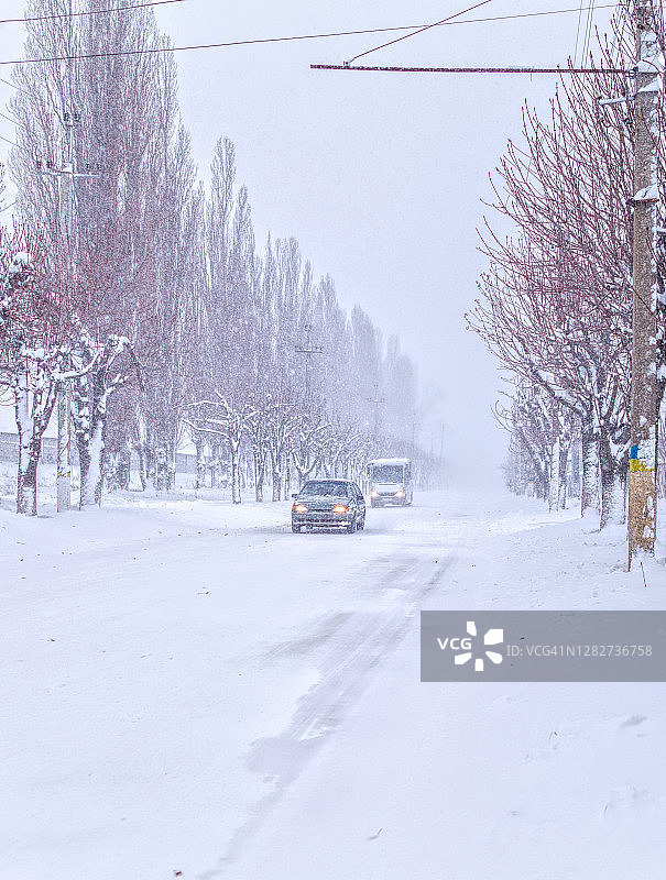 暴风雪和冰雪覆盖的城市街道图片素材