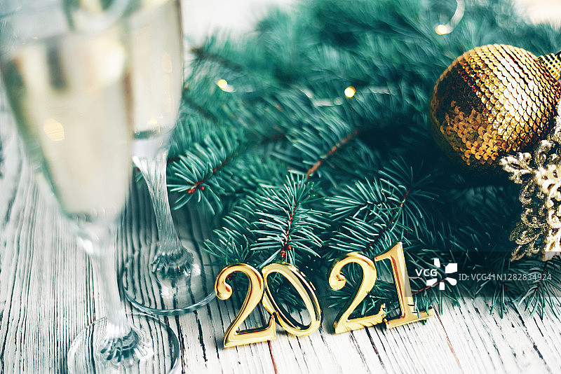 新年作文与数字2021和圣诞树。图片素材