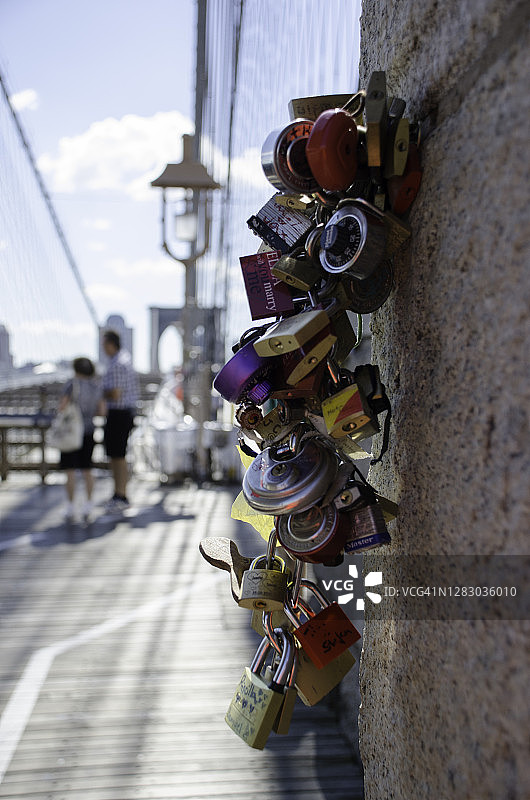 布鲁克林大桥喜欢挂锁图片素材