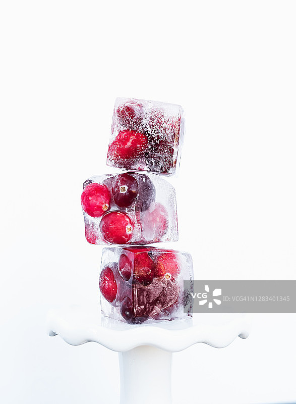 一堆冻在冰块里的成熟红莓图片素材