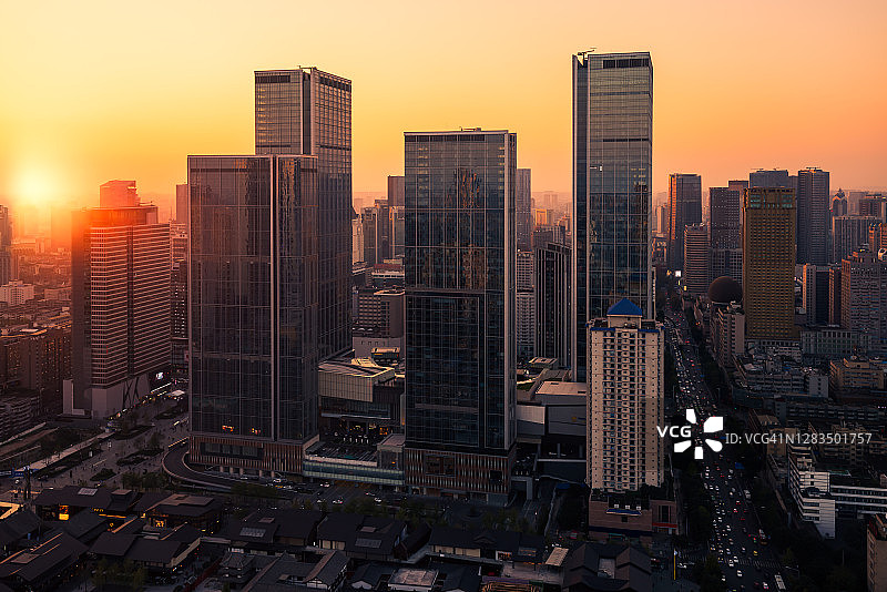 日落时分，中国四川省成都市中心。图片素材