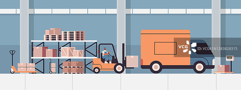 叉车司机在厢式货车上装载纸箱，货物运输交付服务概念仓库内部图片素材