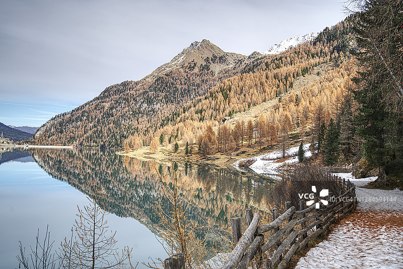 意大利南蒂罗尔的Zufrittsee湖和Martelltal山谷的彩色图片。图片素材