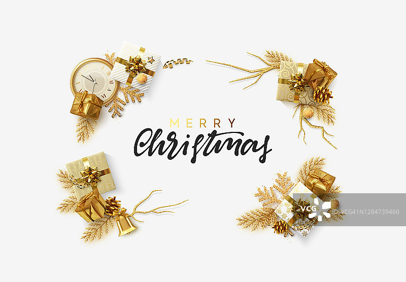 圣诞节明亮的背景用金色装饰。圣诞贺卡。新年快乐。有镶金边的礼物、小彩球、闪亮的雪花、旧手表和金属箔图片素材