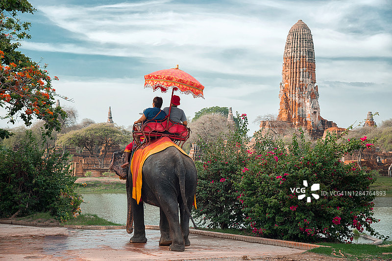 骑大象是泰国旅游的象征。图片素材