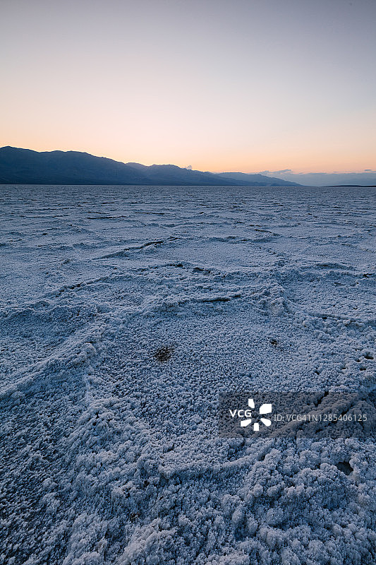 美国死亡谷Badwater盐盆地的日落图片素材