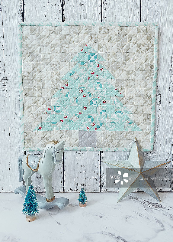 圣诞树拼接纺织品图片组成与木制的星星和圣诞树在乡村白色木制的背景。斯堪的纳维亚Hugge风格图片素材