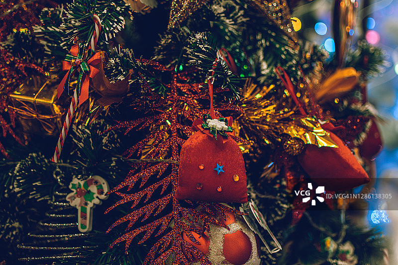 特写镜头的照明圣诞装饰在圣诞树上图片素材