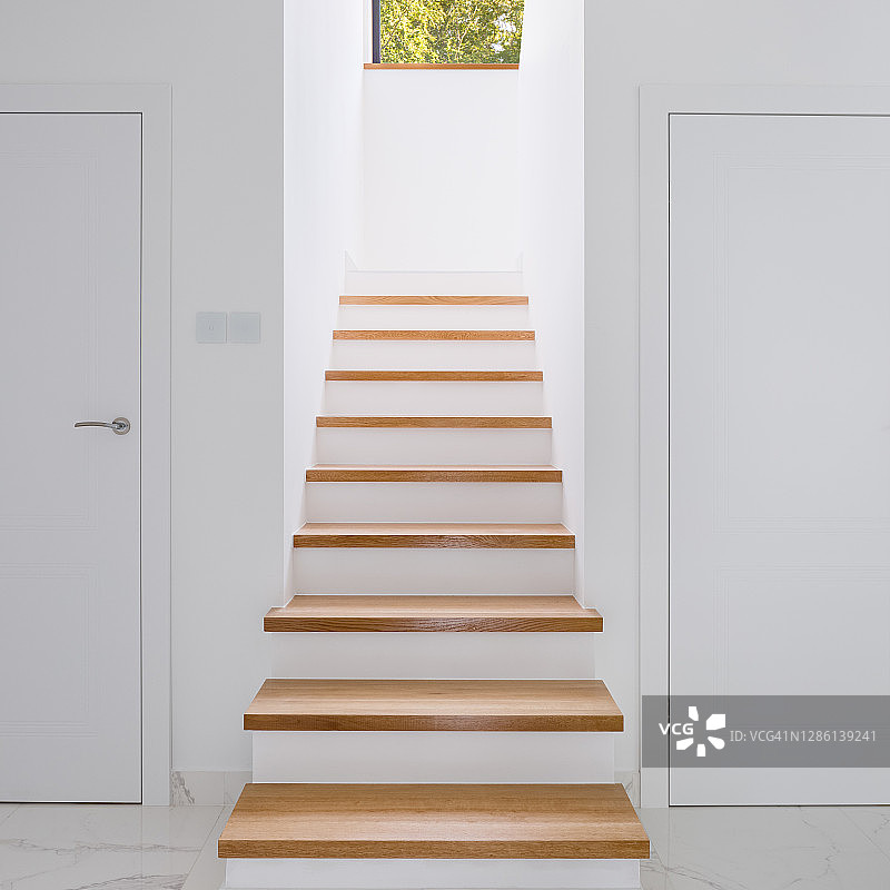白色走廊，木楼梯图片素材
