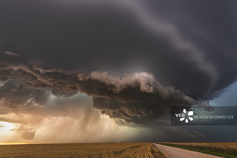 日落时龙卷风警告超级单体雷暴。俄克拉何马州。美国图片素材