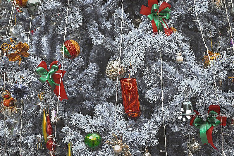 特写镜头的照明圣诞装饰圣诞树图片素材
