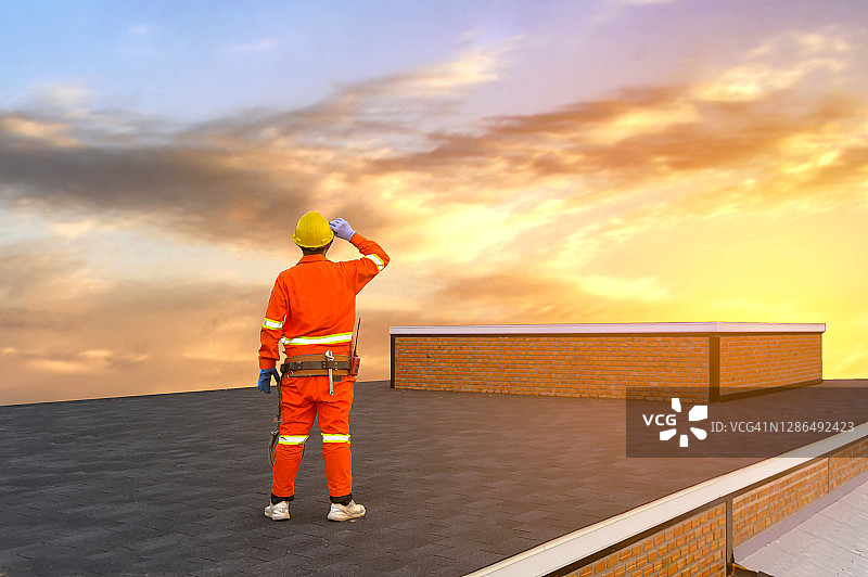 后视图的工程师站在一个建筑物的屋顶，泰国图片素材