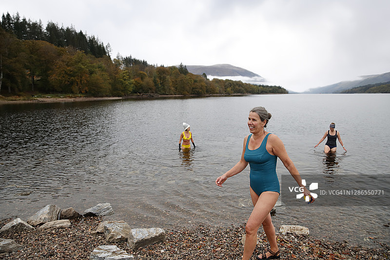 女性公开水域游泳者从水里出来图片素材