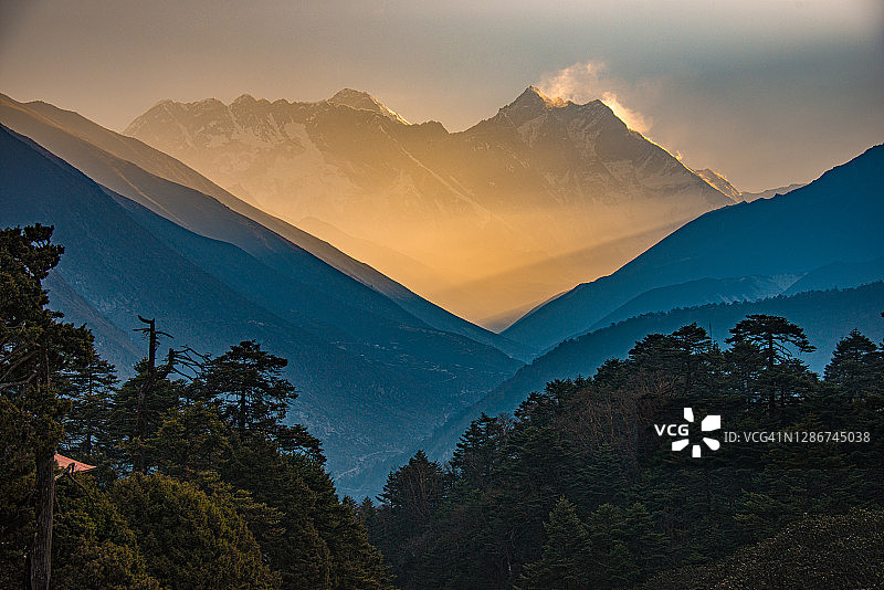 从腾格寺看珠穆朗玛峰和洛子山迷人的日出，尼泊尔图片素材