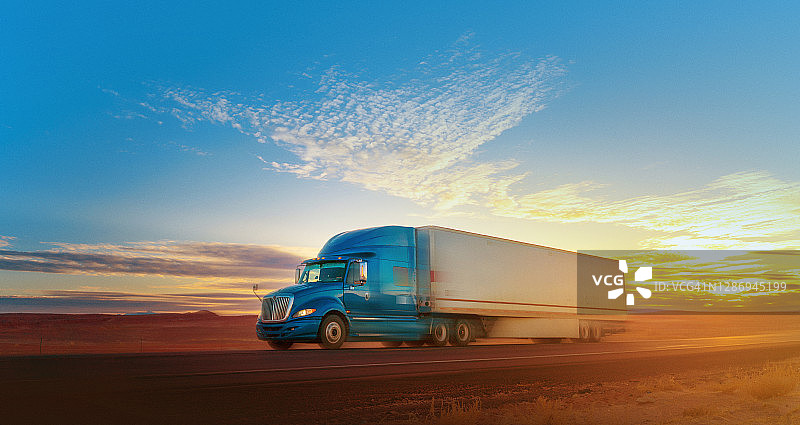 蓝白相间的半卡车在美国一条单车道上超速行驶图片素材