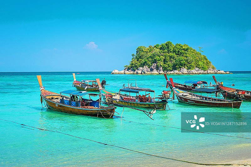 长尾船停泊在泰国里皮岛的海滩上图片素材