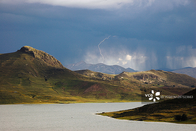 秘鲁西卢斯塔尼乌马约湖后面的安第斯山脉上空被闪电击中图片素材