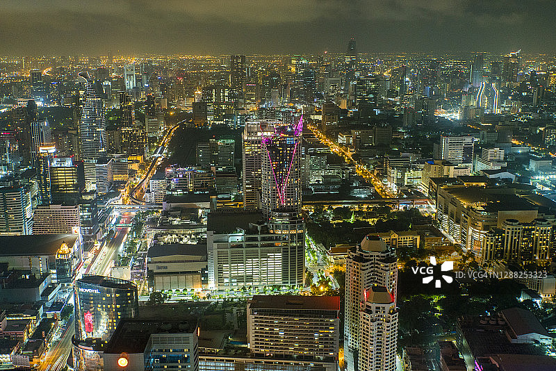曼谷，泰国-夜晚的城市景观图片素材
