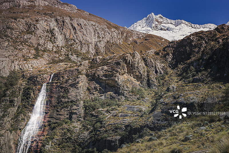 布兰卡山脉:Chacraraju山体瀑布-安第斯山脉附近的瓦拉兹，秘鲁图片素材