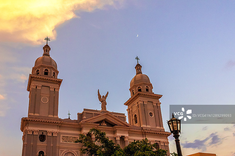 古巴圣地亚哥大教堂的黄昏图片素材
