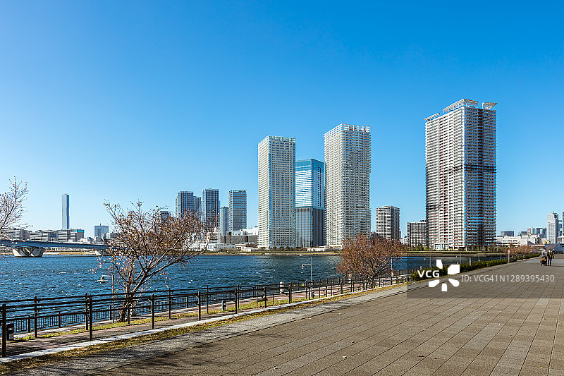 东京天际线滨水景观，在Toyosu地区，Koto ward，日本在白天。图片素材