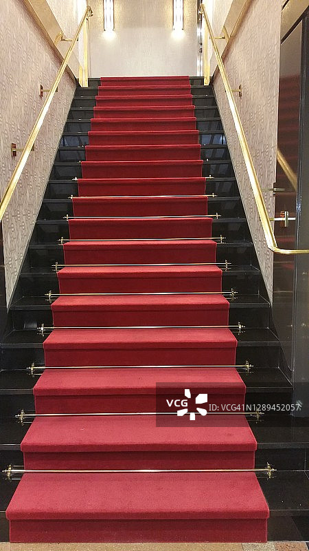 红地毯的楼梯图片素材