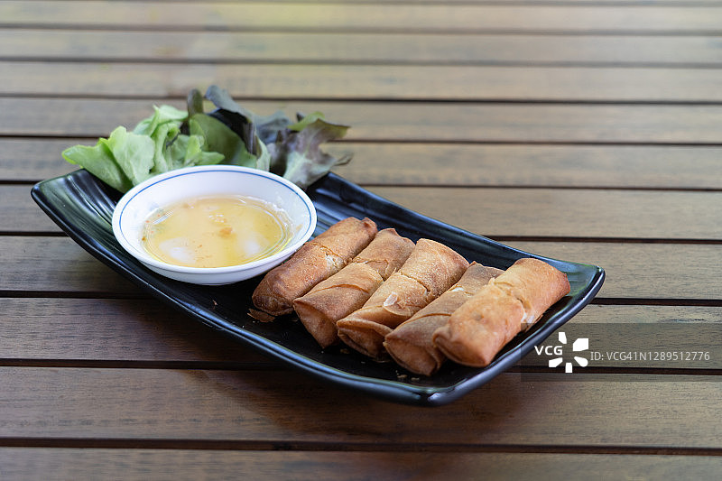 炸春卷是泰国人喜欢吃的越南食物。用米粉做的春卷饼，在越南很有名。春卷是新鲜油炸的。被归类为零食图片素材