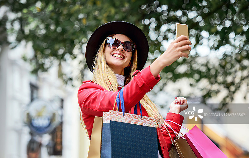 现代年轻女子享受购物。消费主义、时尚、生活理念图片素材