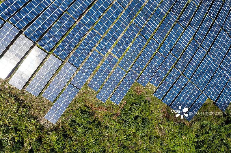 无人机拍摄的山顶太阳能电池板图片素材