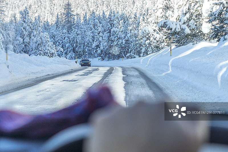 刈手的男子驾驶4x4汽车在下雪的道路图片素材