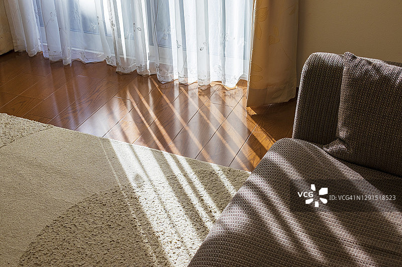让阳光透过窗户照进房间图片素材
