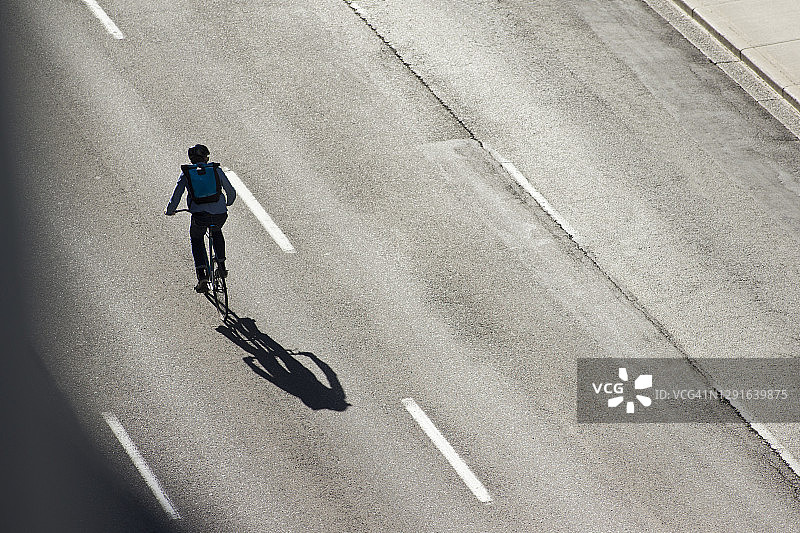 大城市自行车通勤者图片素材